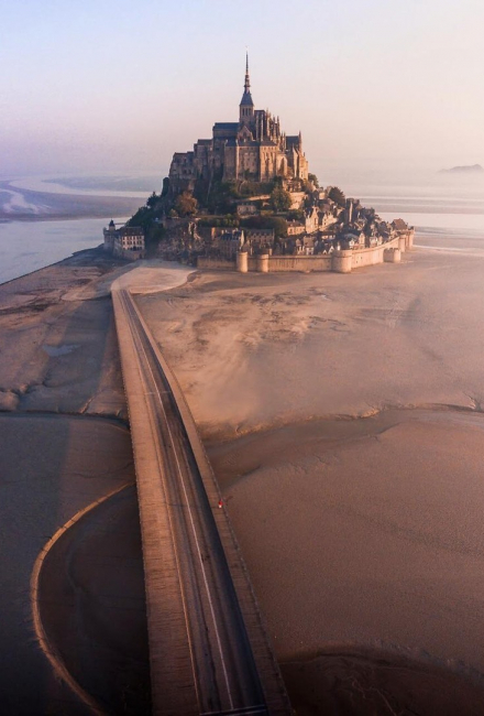 Остров-крепость Мон Сен-Мишель во Франции