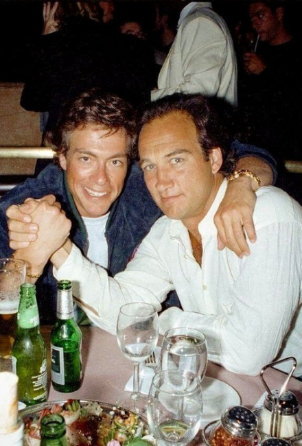 Жан-Клод Ван Дамм и Джеймс Белуши на открытии ресторана “Планета Голливуд”. 1993 год