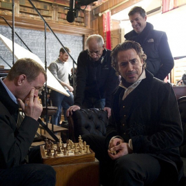 Гай Ричи играет в шахматы с Шерлоком Холмсом (Роберт Дауни младший)