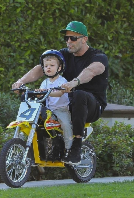 Джейсон Стэтхэм учит двухлетнего сына кататься на мотоцикле