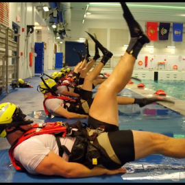 Тренировки будущих пловцов береговой охраны (USCG Helicopter Rescue Swimmer)